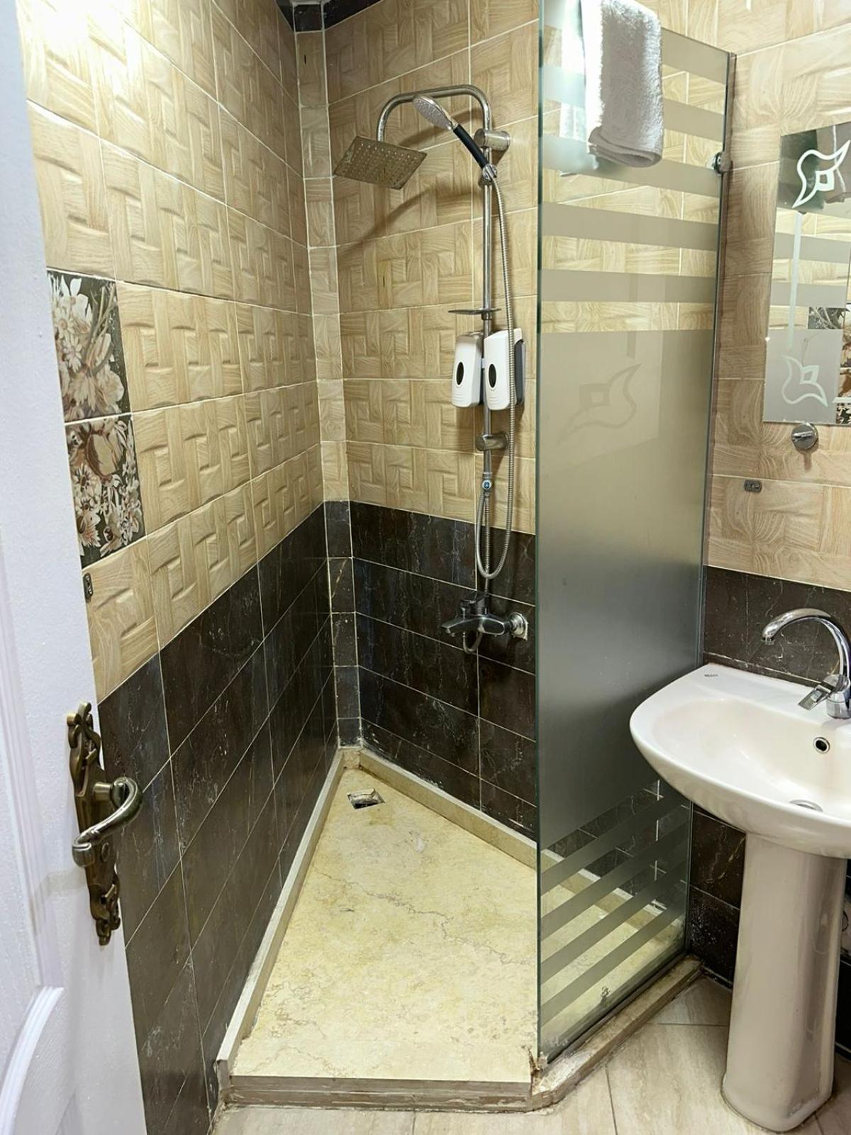 Full Pyramids View Apartment With Balcony For 8 P Kafret el-Gabal Εξωτερικό φωτογραφία